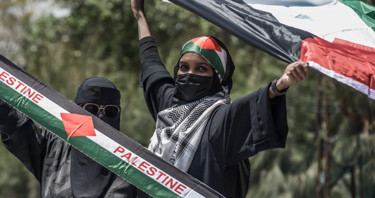 NAIROBI, KENIJA – 24. AUGUST 2025.Motocikli i bicikli paradirali s palestinskim zastavama tokom skupa u znak solidarnosti s Gazom, u Nairobiju u Keniji. (Gerald Anderson - Anadolu Agency)/