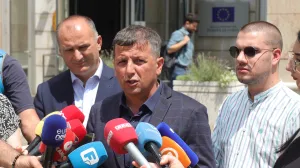 Lider Liste za pravdu i red Nebojša Vukanović pres ispred zgrade Delegacije Evropske unije u Bosni i Hercegovini/Senad Gubelić