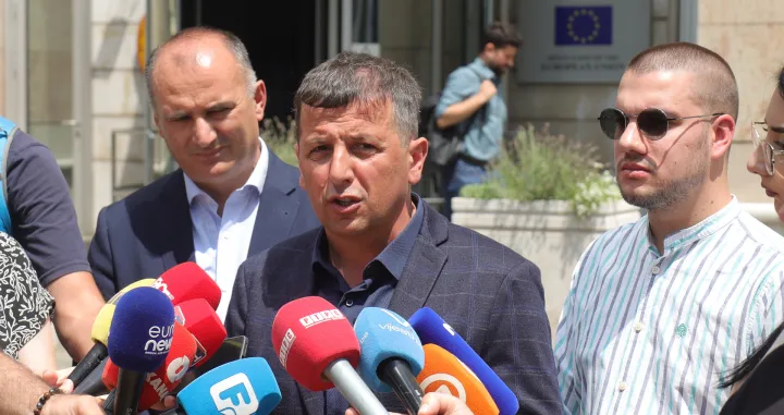 Lider Liste za pravdu i red Nebojša Vukanović pres ispred zgrade Delegacije Evropske unije u Bosni i Hercegovini/Senad Gubelić