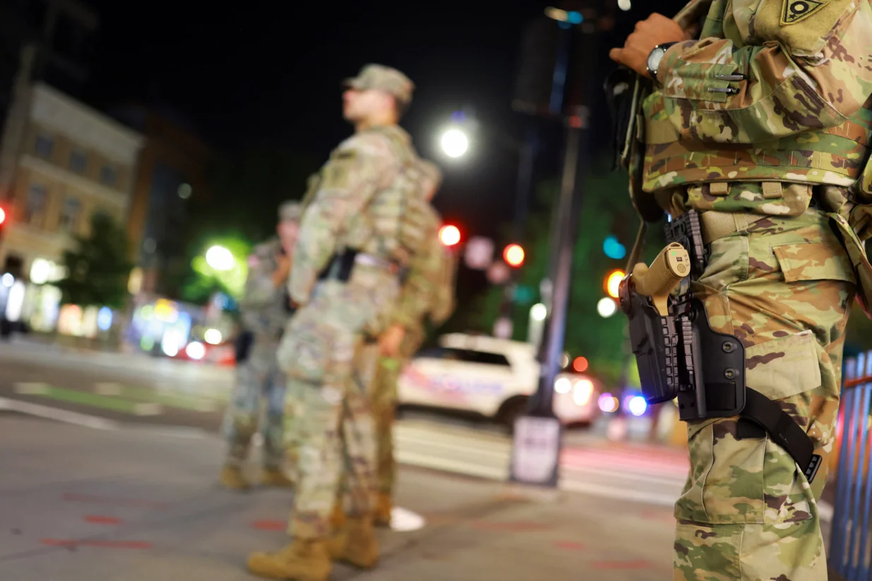 Members of the Ohio National Guard wear their sidearms while patrolling in the Logan Circle neighborhood, weeks after U.S. President Donald Trump ordered National Guard and law enforcement to patrol the nation's capital to assist in crime prevention, in Washington, D.C., U.S., August 24, 2025. REUTERS/Jose Luis Gonzalez  TPX IMAGES OF THE DAY/Jose Luis Gonzalez