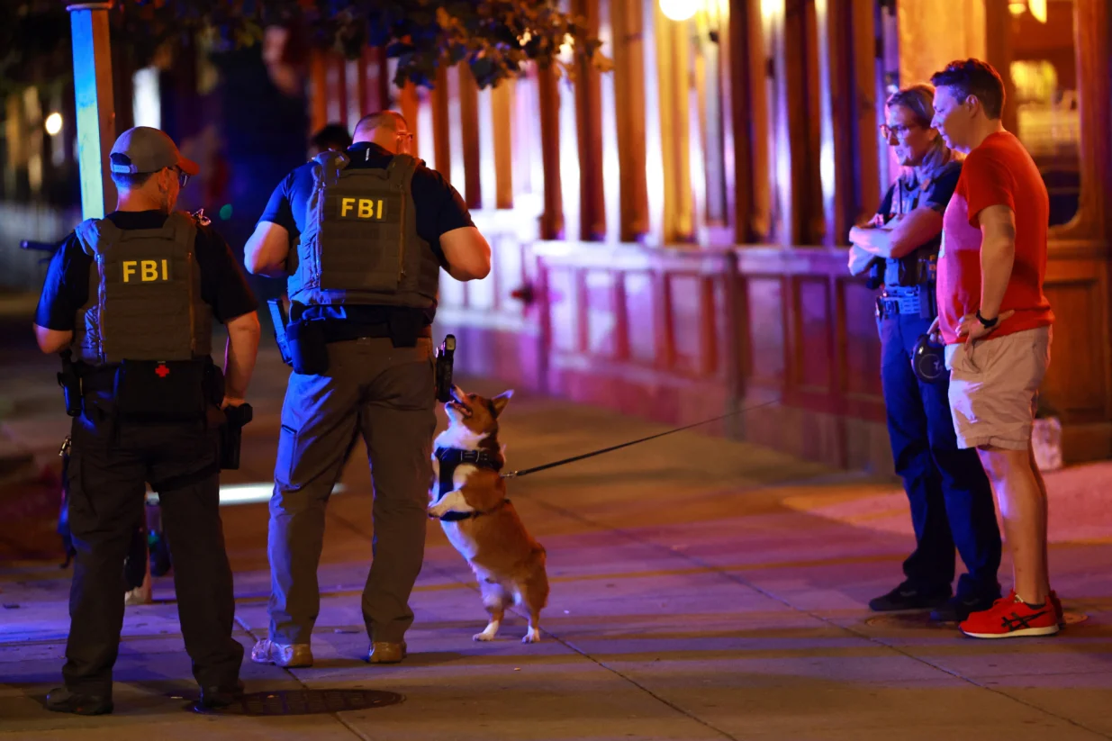 FBI agents patrol in the Logan Circle neighborhood, weeks after U.S. President Donald Trump ordered National Guard and law enforcement to patrol the nation's capital to assist in crime prevention, in Washington, D.C., U.S., August 24, 2025. REUTERS/Jose Luis Gonzalez/Jose Luis Gonzalez