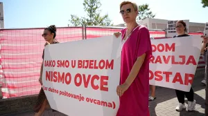 Nekoliko stotina zdravstvenih radnika iz HNK-a učestvovalo je u protestnoj šetnji ulicama Mostara, nezadovoljni zbog odnosa kantonalne vlade, od koje traže povećanje ličnih dohodaka za ukupno 30 posto. Nezadovoljstvo zdravstvenih radnika raste posljednjih mjeseci, te su danas zaprijetili i generalnim štrajkom (Dino Đonko - Anadolu Agency)/�