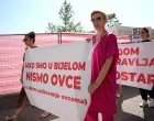 Nekoliko stotina zdravstvenih radnika iz HNK-a učestvovalo je u protestnoj šetnji ulicama Mostara, nezadovoljni zbog odnosa kantonalne vlade, od koje traže povećanje ličnih dohodaka za ukupno 30 posto. Nezadovoljstvo zdravstvenih radnika raste posljednjih mjeseci, te su danas zaprijetili i generalnim štrajkom (Dino Đonko - Anadolu Agency)/�