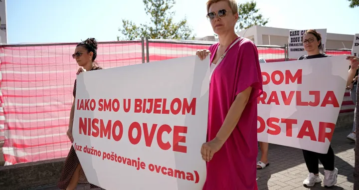 Nekoliko stotina zdravstvenih radnika iz HNK-a učestvovalo je u protestnoj šetnji ulicama Mostara, nezadovoljni zbog odnosa kantonalne vlade, od koje traže povećanje ličnih dohodaka za ukupno 30 posto. Nezadovoljstvo zdravstvenih radnika raste posljednjih mjeseci, te su danas zaprijetili i generalnim štrajkom (Dino Đonko - Anadolu Agency)/�