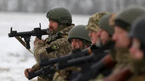 Zbog rusko-ukrajinskog rata koji traje skoro godinu dana, ukrajinski snajperisti, koji su mjesecima na prvoj liniji fronta, prolaze intenzivnu obuku i kada nisu na frontu.Obuku prolaze na vojnom poligonu u regionu Zaporožje u Ukrajini, blizu linije fronta. (Mustafa Çiftçi - Anadolu Agency)/�