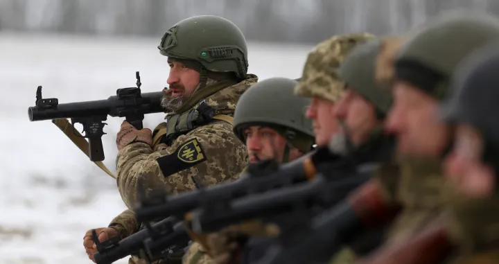 Zbog rusko-ukrajinskog rata koji traje skoro godinu dana, ukrajinski snajperisti, koji su mjesecima na prvoj liniji fronta, prolaze intenzivnu obuku i kada nisu na frontu.Obuku prolaze na vojnom poligonu u regionu Zaporožje u Ukrajini, blizu linije fronta. (Mustafa Çiftçi - Anadolu Agency)/�