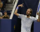 Aug 24, 2025; Flushing, NY, USA; Daniil Medvedev gestures after winning a point against Benjamin Bonzi (FRA)(not pictured) on day one of the 2025 US Open at USTA Billie Jean King National Tennis Center. Mandatory Credit: Geoff Burke-Imagn Images/Foto: Geoff Burke