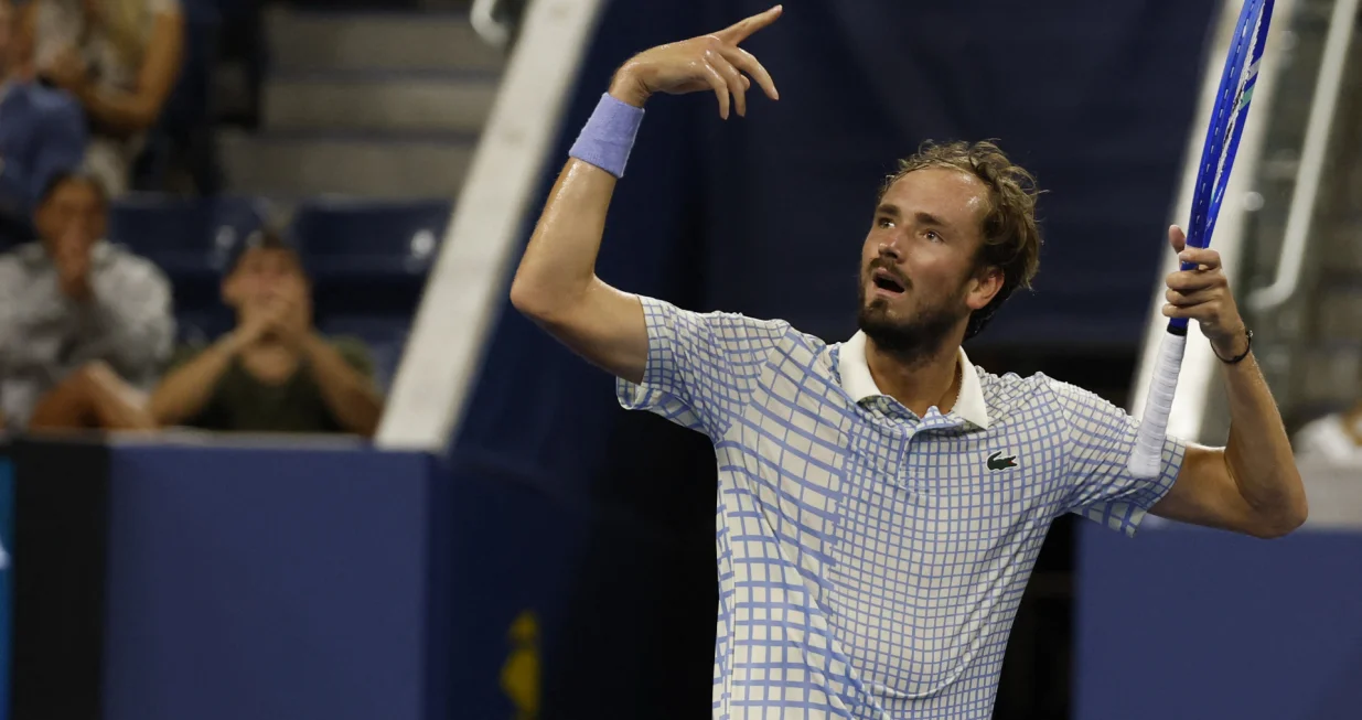 Aug 24, 2025; Flushing, NY, USA; Daniil Medvedev gestures after winning a point against Benjamin Bonzi (FRA)(not pictured) on day one of the 2025 US Open at USTA Billie Jean King National Tennis Center. Mandatory Credit: Geoff Burke-Imagn Images/Foto: Geoff Burke
