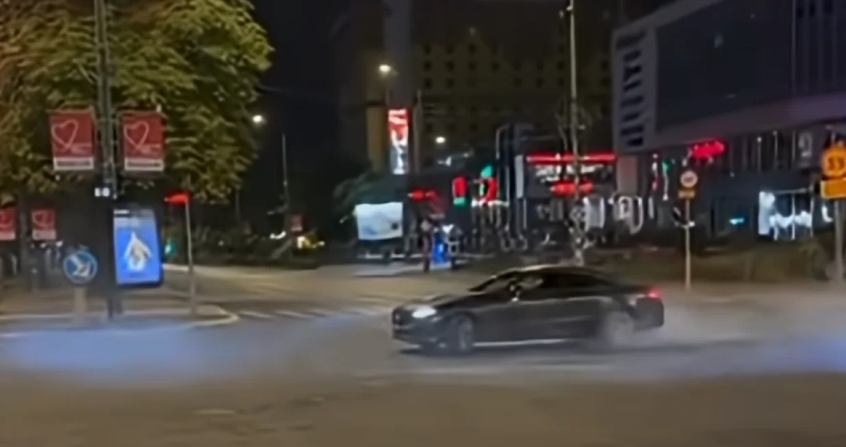 Mercedesom divljao kroz srce Sarajeva: Snimao drift na Marijin Dvoru i objavio na Instagramu/