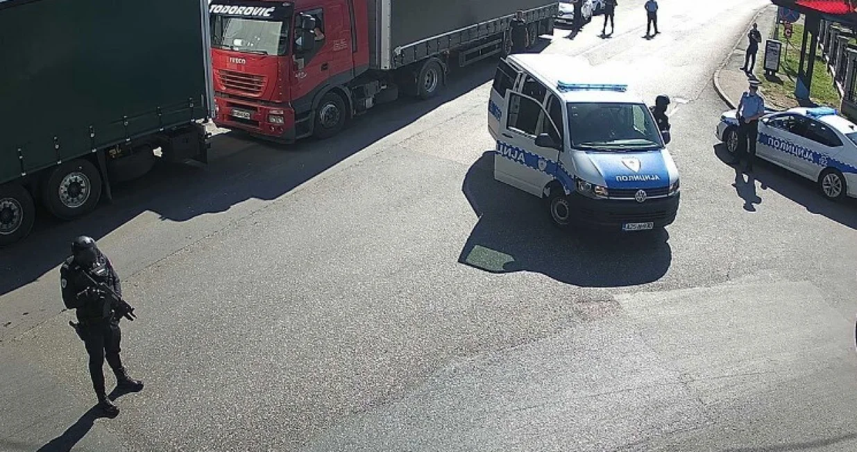 Policajci sa dugim cijevima/AMS RS//