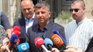 Lider Liste za pravdu i red Nebojša Vukanović pres ispred zgrade Delegacije Evropske unije u Bosni i Hercegovini/Senad Gubelić