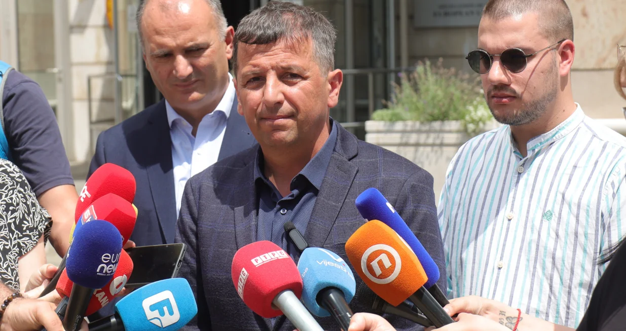 Lider Liste za pravdu i red Nebojša Vukanović pres ispred zgrade Delegacije Evropske unije u Bosni i Hercegovini/Senad Gubelić