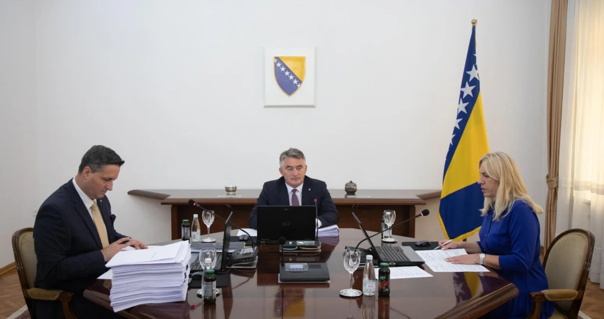 Predsjedništvo BiH usvojilo budžet, Cvijanović glasala protiv/