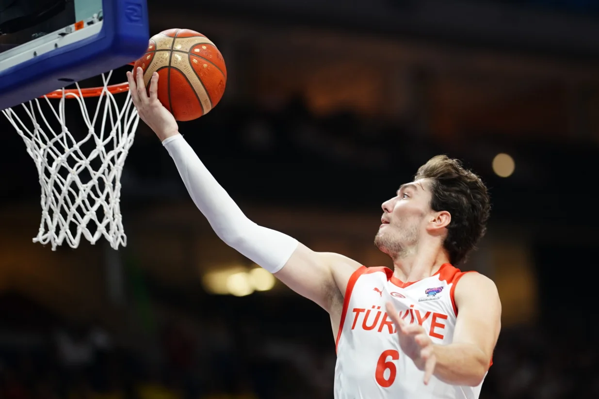 epa10175166 Turkey's Cedi Osman scores during the FIBA EuroBasket 2022 Round of 16 match between Turkey and France at EuroBasket Arena Berlin, in Berlin, Germany 10 September 2022. EPA/CLEMENS BILAN/Foto: Clemens Bilan