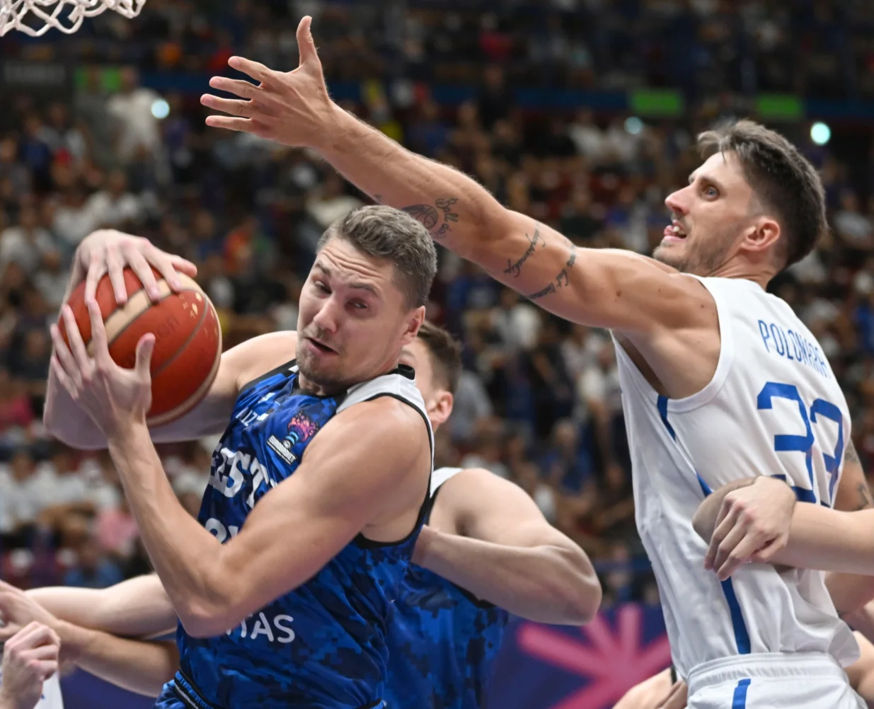 epa10155554 Estonia's Janari Joesaar (L) catches the ball against Italy's Achille Polonara during the FIBA EuroBasket 2022 group C stage match between Italy and Estonia at Assago Forum, near Milan, Italy, 02 September 2022. EPA/Daniel Dal Zennaro/Foto: Daniel Dal Zennaro