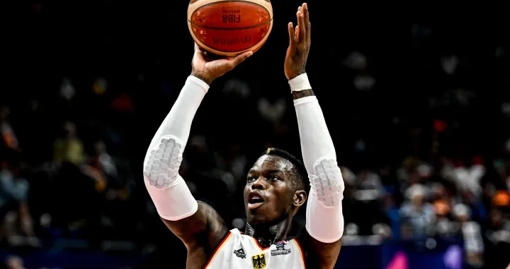 epa10191909 Germany's Dennis Schroeder in action during the FIBA EuroBasket 2022 third place basketball match between Germany and Poland in Berlin, Germany, 18 September 2022. EPA/FILIP SINGER/Foto: Filip Singer