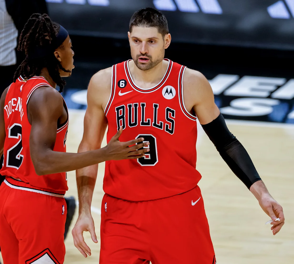 epa10376059 Chicago Bulls center Nikola Vucevic (R) of Montenegro reacts with Chicago Bulls guard Ayo Dosunmu (L) during the second half of the NBA basketball game between the Chicago Bulls and the Atlanta Hawks at State Farm Arena in Atlanta, Georgia, USA, 21 December 2022. EPA/ERIK S. LESSER SHUTTERSTOCK OUT/Foto: Erik S. Lesser