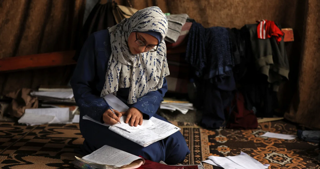 Displaced 19-year-old Palestinian student of Gaza's Azhar Institute, Saja Adwan, studies at a damaged school building being used as a shelter for displaced families, in Gaza City, May 28, 2025. REUTERS/Dawoud Abu Alkas/Dawoud Abu Alkas
