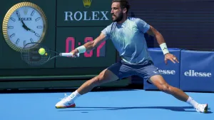Aug 10, 2025; Cincinnati, OH, USA; Damir Dzumhur (BIH) returns a shot against Carlos Alcaraz (ESP) during the Cincinnati Open at the Lindner Family Tennis Center. Mandatory Credit: Aaron Doster-Imagn Images/Foto: Aaron Doster