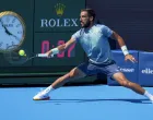 Aug 10, 2025; Cincinnati, OH, USA; Damir Dzumhur (BIH) returns a shot against Carlos Alcaraz (ESP) during the Cincinnati Open at the Lindner Family Tennis Center. Mandatory Credit: Aaron Doster-Imagn Images/Foto: Aaron Doster