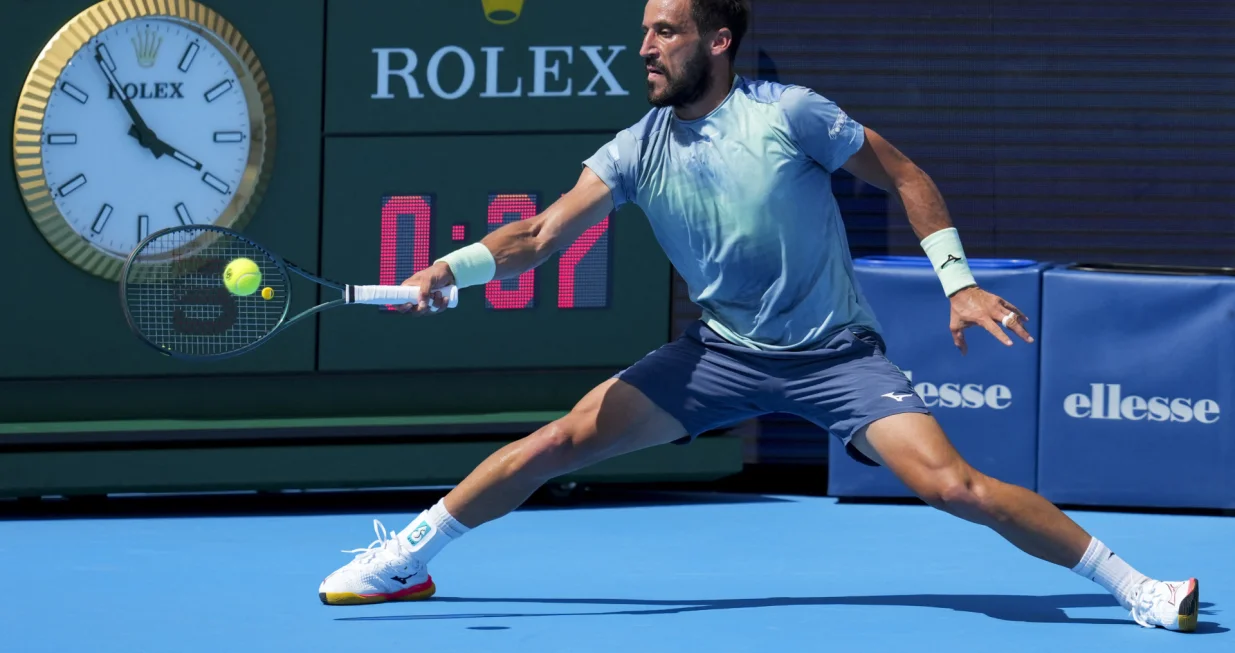 Aug 10, 2025; Cincinnati, OH, USA; Damir Dzumhur (BIH) returns a shot against Carlos Alcaraz (ESP) during the Cincinnati Open at the Lindner Family Tennis Center. Mandatory Credit: Aaron Doster-Imagn Images/Foto: Aaron Doster