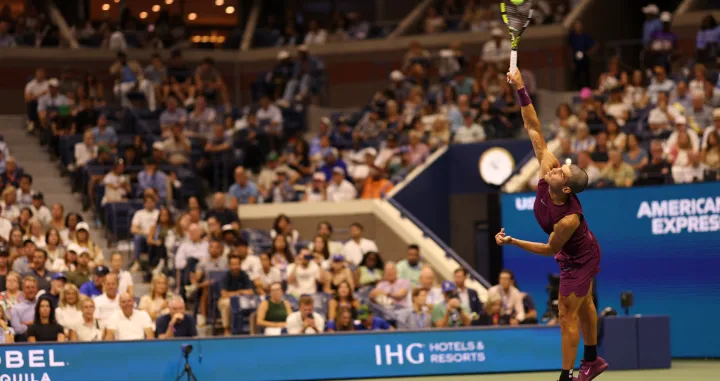 Aug 25, 2025; Flushing, NY, USA; Carlos Alcaraz (ESP) serves against Reilly Opelka (USA)(not pictured) on day two of the 2025 US Open tennis tournament at USTA Billie Jean King National Tennis Center. Mandatory Credit: Geoff Burke-Imagn Images/Foto: Geoff Burke