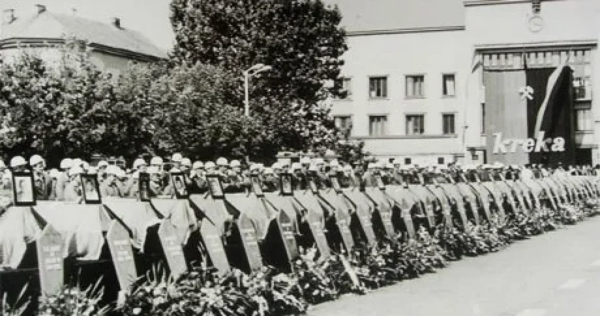 26. augusta 1990. godine, dogodila se najveća rudarska nesreća u historiji tadašnje SFRJ i jedna od najvećih na Balkanu. U rudniku Kreka kod Tuzle, u jami Dobrnja-Jug, život je izgubilo 180 rudara – gotovo čitava smjena – dok je samo jedan radnik uspio preživjeti tragediju/