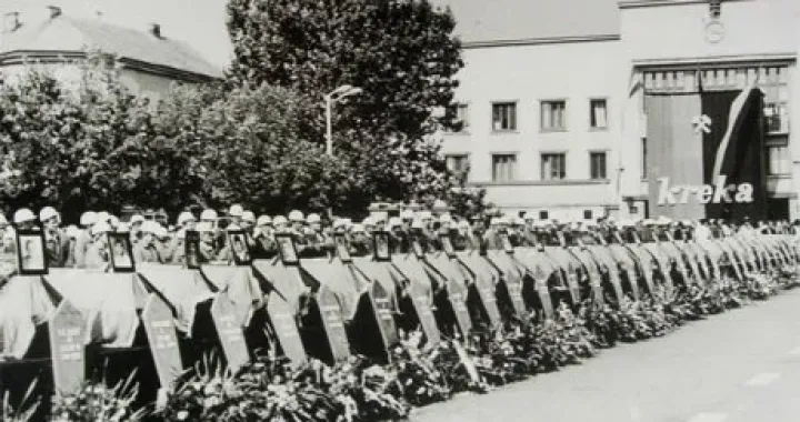 26. augusta 1990. godine, dogodila se najveća rudarska nesreća u historiji tadašnje SFRJ i jedna od najvećih na Balkanu. U rudniku Kreka kod Tuzle, u jami Dobrnja-Jug, život je izgubilo 180 rudara – gotovo čitava smjena – dok je samo jedan radnik uspio preživjeti tragediju/