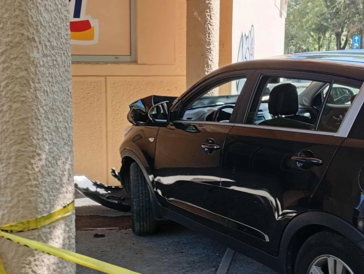 U sarajevskom naselju Grbavica u neposrednoj blizini pijace jutros se dogodila saobraćajna nesreća u kojoj je jedan pješak povrijeđen./Čitatelj