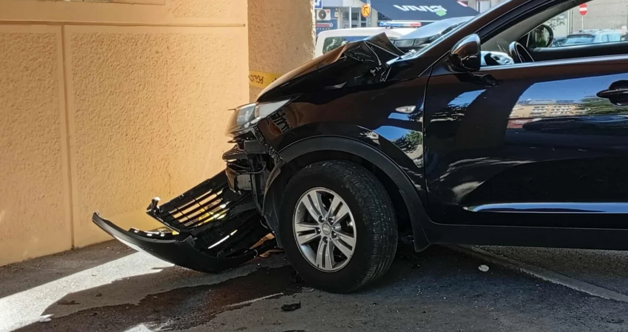 U sarajevskom naselju Grbavica u neposrednoj blizini pijace jutros se dogodila saobraćajna nesreća u kojoj je jedan pješak povrijeđen./Čitatelj