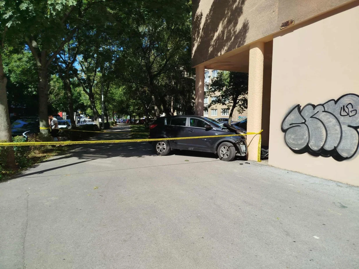 U sarajevskom naselju Grbavica u neposrednoj blizini pijace jutros se dogodila saobraćajna nesreća u kojoj je jedan pješak povrijeđen./Čitatelj