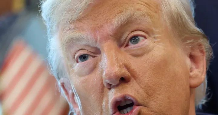 U.S. President Donald Trump speaks during the signing of executive orders in the Oval Office at the White House in Washington, D.C., U.S., August 25, 2025. REUTERS/Jonathan Ernst/Jonathan Ernst