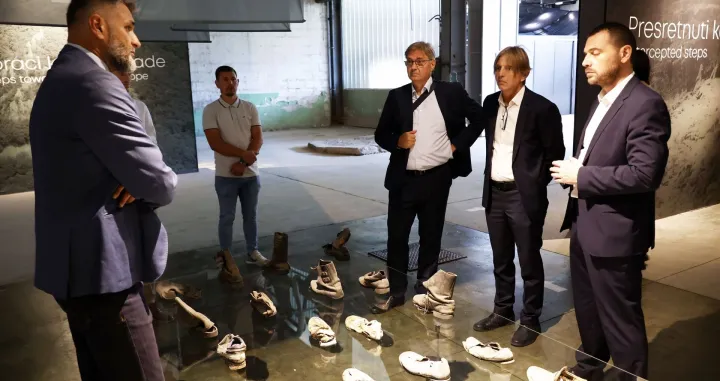 SREBRENICA, 26. augusta (FENA) - Zamjenik predsjedavajućeg Predstavničkog doma PSBiH Denis Zvizdić i poslanici u tom domu Saša Magazinović (SDP BiH) i Predrag Kojović (Naša stranka) danas su u Srebrenici prilikom posjete Memorijalnom centru Potočari i Muzeju genocida naglasili da taj muzej postaje ključna tačka sjećanja i edukacije. (Foto FENA/Almir Razić)/Almir Razić