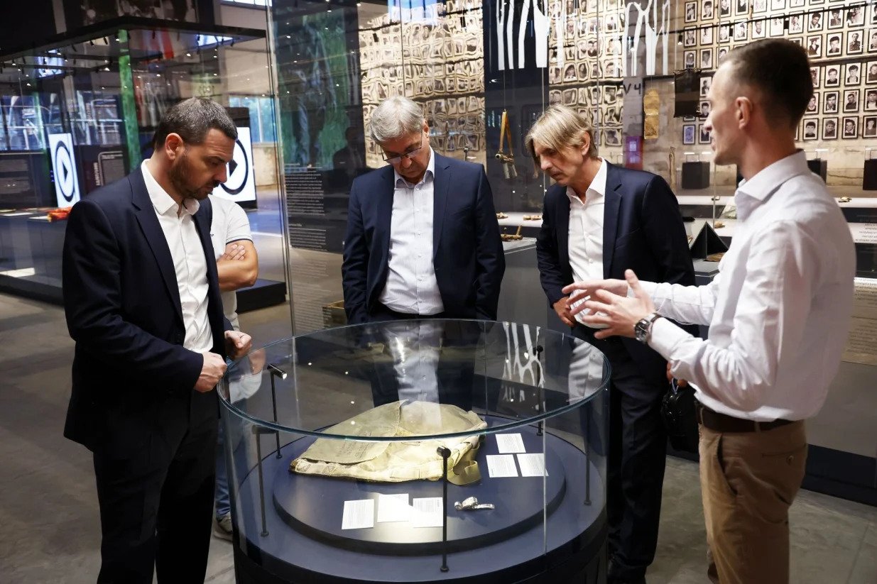SREBRENICA, 26. augusta (FENA) - Zamjenik predsjedavajućeg Predstavničkog doma PSBiH Denis Zvizdić i poslanici u tom domu Saša Magazinović (SDP BiH) i Predrag Kojović (Naša stranka) danas su u Srebrenici prilikom posjete Memorijalnom centru Potočari i Muzeju genocida naglasili da taj muzej postaje ključna tačka sjećanja i edukacije. (Foto FENA/Almir Razić)/Almir Razić