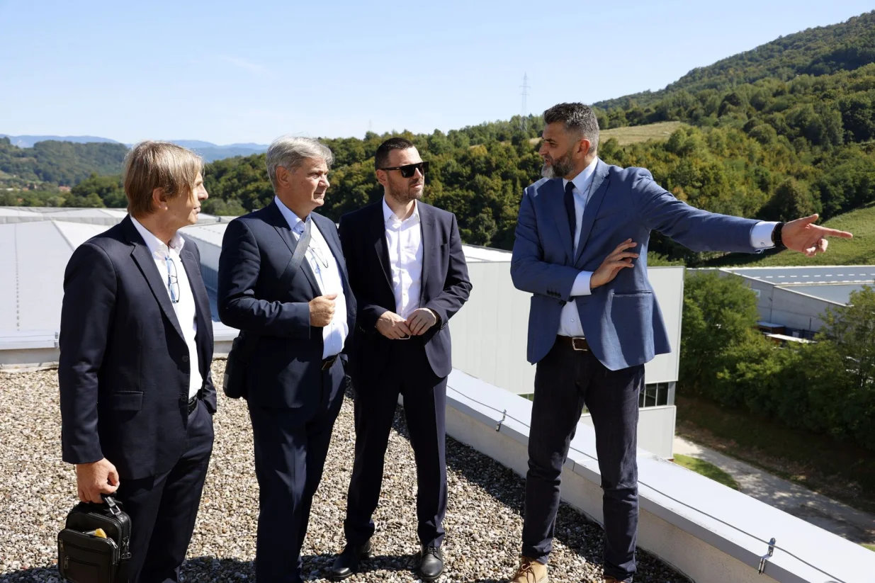 SREBRENICA, 26. augusta (FENA) - Zamjenik predsjedavajućeg Predstavničkog doma PSBiH Denis Zvizdić i poslanici u tom domu Saša Magazinović (SDP BiH) i Predrag Kojović (Naša stranka) danas su u Srebrenici prilikom posjete Memorijalnom centru Potočari i Muzeju genocida naglasili da taj muzej postaje ključna tačka sjećanja i edukacije. (Foto FENA/Almir Razić)/Almir Razić