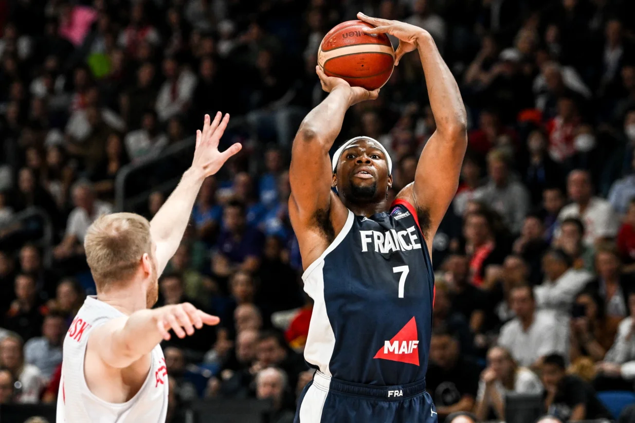 epa10188349 Guerschon Yabusele (R) of France in action during the FIBA EuroBasket 2022 semi final match between Poland and France at EuroBasket Arena in Berlin, Germany, 16 September 2022. EPA/FILIP SINGER/Foto: Filip Singer