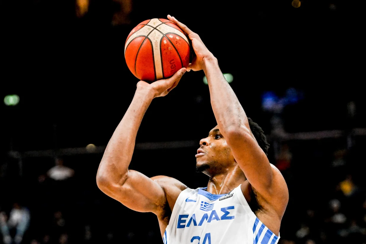 epa10178594 Giannis Antetokounmpo of Greece in action during the FIBA EuroBasket 2022 round of 16 match between Greece and the Czech Republic at EuroBasket Arena in Berlin, Germany, 11 September 2022. EPA/FILIP SINGER/Foto: Filip Singer