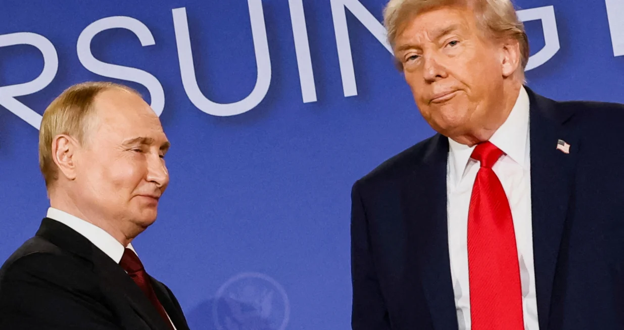 U.S. President Donald Trump looks on next to Russian President Vladimir Putin during a press conference following their meeting to negotiate an end to the war in Ukraine, at Joint Base Elmendorf-Richardson, in Anchorage, Alaska, U.S., August 15, 2025. REUTERS/Kevin Lamarque  TPX IMAGES OF THE DAY/Kevin Lamarque