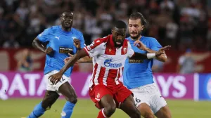 Soccer Football - UEFA Champions League - Play Off - First Leg - Red Star Belgrade v Pafos - Stadion Rajko Mitic, Belgrade, Serbia - August 19, 2025 Red Star Belgrade's Shavy Babicka in action with Pafos' Ivan Sunjic REUTERS/Novak Djurovic/Foto: Novak Djurovic