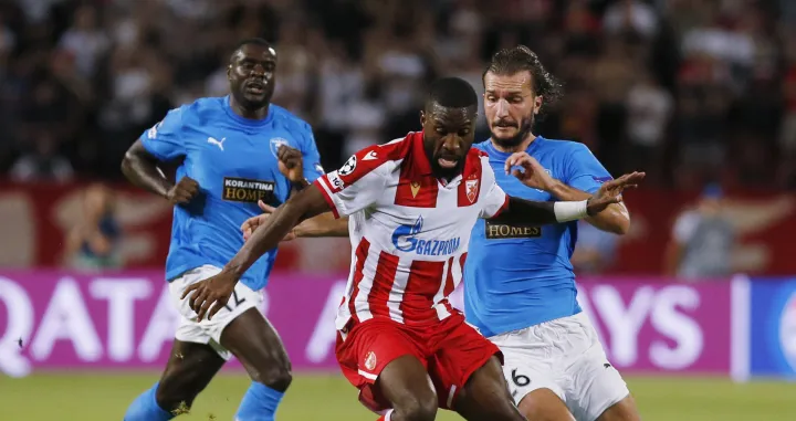 Soccer Football - UEFA Champions League - Play Off - First Leg - Red Star Belgrade v Pafos - Stadion Rajko Mitic, Belgrade, Serbia - August 19, 2025 Red Star Belgrade's Shavy Babicka in action with Pafos' Ivan Sunjic REUTERS/Novak Djurovic/Foto: Novak Djurovic