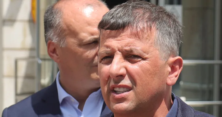 Lider Liste za pravdu i red Nebojša Vukanović pres ispred zgrade Delegacije Evropske unije u Bosni i Hercegovini/Senad Gubelić