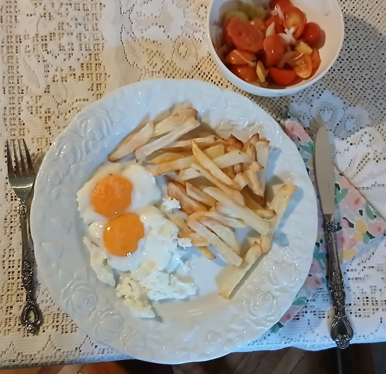 Za glavno jelo pomfrit, jaja na oko i salata/