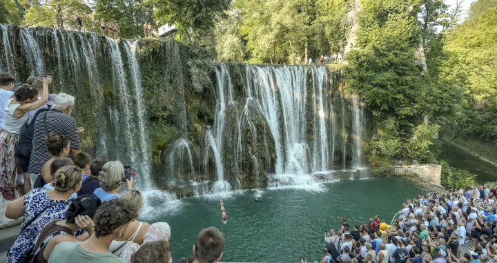 Jajce, BiH - 09. august 2025: Najbolji skakaДЌi iz regije okupili su se u nedjelju na jednom od najljepЕЎih prirodnih bogatstava Bosne i Hercegovine, vodopadu Plive u centru Jajca na jubilarnim 10. meД'unarodnim skokovima s vodopada.SkakaДЌi su se takmiДЌili u tradicionalnom skakaДЌkom stilu - lasta.PrestiЕѕna sportsko-turistiДЌka manifestacija svake godine okuplja hiljade posjetitelja iz Bosne i Hercegovine i inostranstva, istiДЌuД‡i izuzetno prirodno i kulturno bogatstvo gradiД‡a u srediЕЎnjoj Bosni. (SamД±r JordamovД±c - Anadolu Agency)/