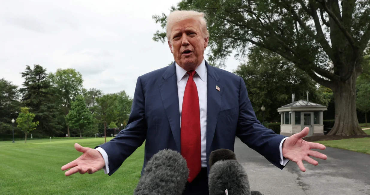 U.S. President Donald Trump speaks to reporters ahed of boarding Marine One to depart for New Jersey, at the White House in Washington, D.C., U.S., August 1, 2025. REUTERS/Jonathan Ernst/Jonathan Ernst
