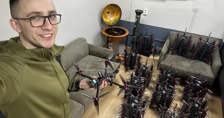 Ilustrativna fotografija: Serhij Sternenko i pošiljka FPV dronova za Oružane snage Ukrajine, februar 2023./Foto: Serhij Sternenko/