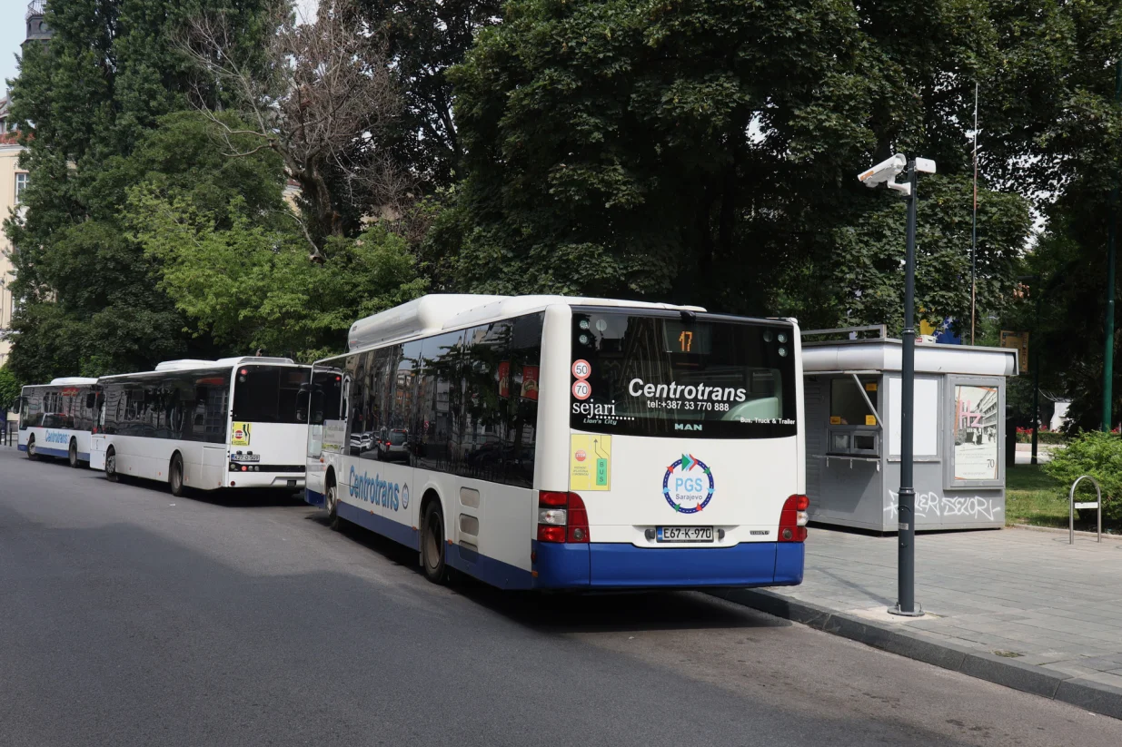 Sarajevo - postavljene nove nadzorne kamere koje automatski bilježe vozila parkirana na autobuskim trolejbuskim stajalištima/Senad Gubelić