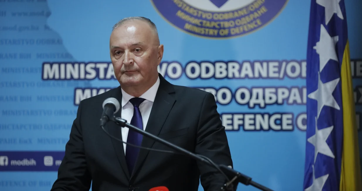 Pres-konferencija ministra odbrane Bosne i Hercegovine Zukana Heleza u vezi s događajem obilježavanja godišnjice 3. pješadijskog (Republika Srpska) puka Oružanih snaga BiH/Senad Gubelić