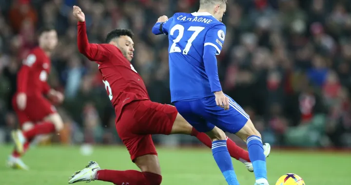 epa10383012 Alex Oxlade-Chamberlain (L) of Liverpool in action against Timothy Castagne of Leicester during the English Premier League soccer match between Liverpool FC and Leicester City in Liverpool, Britain, 30 December 2022. EPA/Adam Vaughan EDITORIAL USE ONLY. No use with unauthorized audio, video, data, fixture lists, club/league logos or 'live' services. Online in-match use limited to 120 images, no video emulation. No use in betting, games or single club/league/player publications/Foto: Adam Vaughan