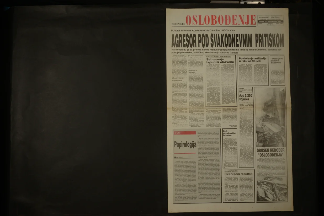 1992. Nakon neprekidnog granatiranja sa položaja Vojske RS-a, dva velika požara i mnogo manjih, srušio se neboder Oslobođenja u Nedžarićima./Oslobođenje