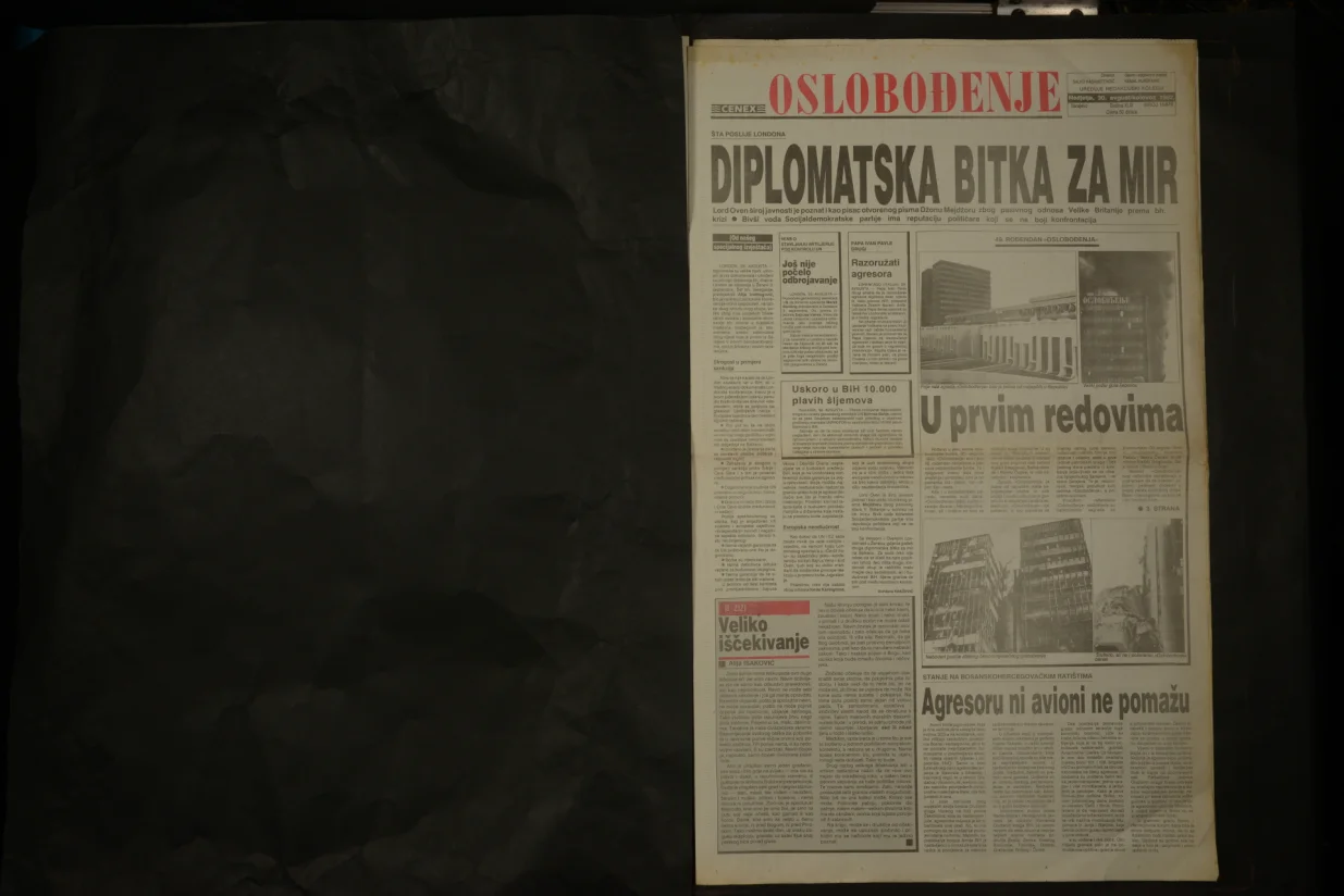 1992. Nakon neprekidnog granatiranja sa položaja Vojske RS-a, dva velika požara i mnogo manjih, srušio se neboder Oslobođenja u Nedžarićima./Oslobođenje